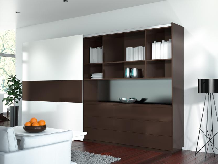 Impression einer weißen Schrankwand mit dunkler Vitrinenkombination