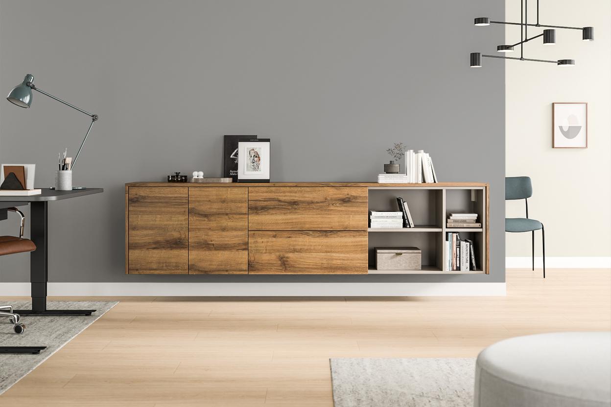 Maßangefertigtes Hängeboard in Holzoptik als Highlight eines modernen Arbeitsbereichs Elegantes Hängeboard nach Maß mit natürlicher Holzmaserung, kombiniert mit offenen Regalfächern in einem stilvollen Büro.